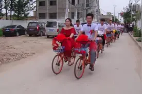 新郎新娘骑自行车结婚，这才是真正浪漫的婚礼，河南农村婚礼视频封面
