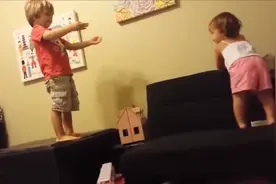 哥哥教妹妹跳沙发，每次妹妹跳的一刻哥哥都妥妥的接住了，超有爱视频封面