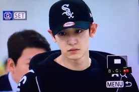 [EXO][新闻]160627 灿烈“标配黑”现身机场 宝宝没睡醒宝宝不开心图片