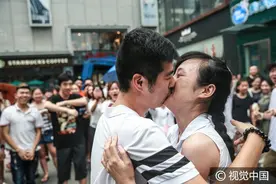 福建泉州：成功！40人快闪街舞助帅小伙雨中求婚图片