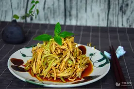 凉拌鸡胸肉：适合夏天的肉菜图片