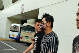 天王扮嫩！周杰伦条纹T恤衫变阳光潮男 口罩遮面扮酷获粉丝接机图片