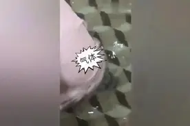 小伙洗澡在水里放屁，太搞笑了视频封面
