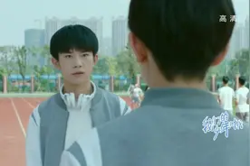 王源有事求千玺，千玺说不能帮他，就一直缠着千玺，哈哈好可爱