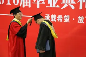 人生赢家！研究生学霸拥28项专利 妻子抱娃为他颁奖图片