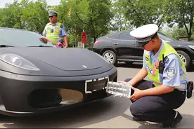 济南奇葩法拉利车牌用胶粘图片