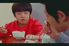 爸爸饭桌上问儿子考试得了多少分，爸爸一听气坏了