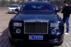 交警：车牌是真的把它吃了！低调奢华，五菱挂5个8的车牌！图片