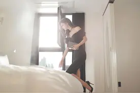 躺在沙发上的高跟肉丝女神，体态修长，秀丽美艳，有一股迷人气韵图片