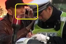 为什么交警查车的时候，车主会拿起手机打电话？图片