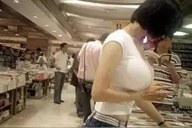 熊孩子你躲在妈妈裙子里面躲雨是会挨揍的！图片