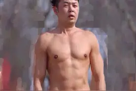 杜海涛晒腹肌，但和他的美女教练比起来还差的远！图片