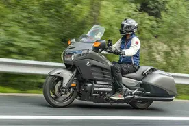 霓虹灯下的魅影——本田金翼F6B评测图片