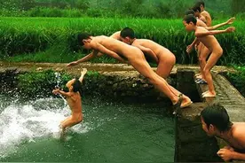 回忆童年听到一半泪牛不止图片