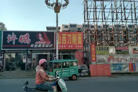 是钉子户毁掉了这座乡村小镇的美丽容貌？图片