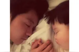 王栎鑫黄英晒娃，当年追的超女快男们都默默成了父母···图片