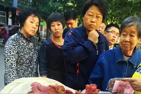 石家庄育才街22年手工熏肉摊，一辆老三轮每天被围的水泄不通图片