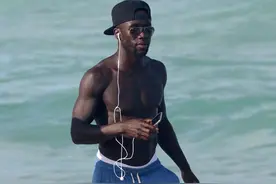 萨尼亚海滩尽显健硕身材 和娇妻“美女与野兽”堪称佳话图片