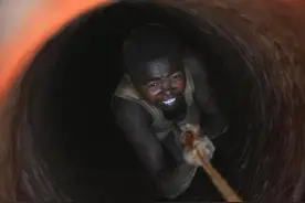 实拍：艰辛的非洲挖钻石过程，背后的心酸真是难以想象图片