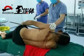 乌鲁木齐工人3米高处跌落 钢筋穿肩过图片