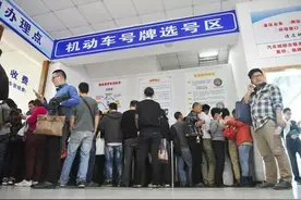 想换新车或车报废了，旧车牌还能用吗？图片