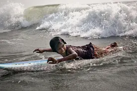 穿纱丽学冲浪，这群叛逆的孟加拉女孩既追梦又养家！图片