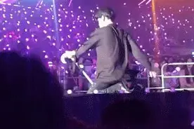 EXO昨晚气色满满  棍子舞隔空顶胯 粉丝尖叫连连图片