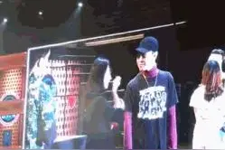 权志龙被亲 粉丝放言：不会让她走出会场图片