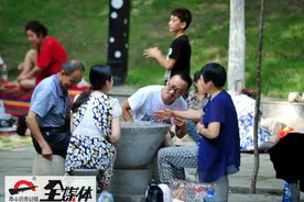 乌鲁木齐：河边摆起麻将桌，纳凉“装备”五花八门图片