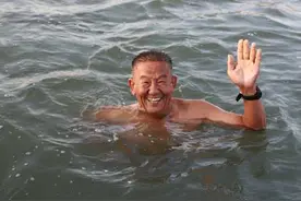 游泳的畅想图片