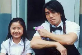 还记得星爷《功夫》里的小哑女吗？这个另类星女郎现在变这样了图片