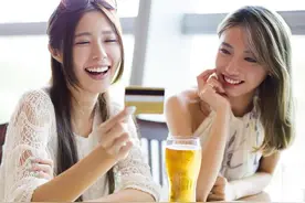 在外面吃饭，发现菜里有头发，你会和我闺蜜一样做吗？图片