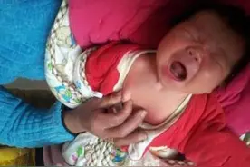 奶奶的这个动作，宝宝哭的撕心裂肺图片