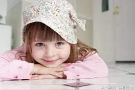 一个粗心的爸爸和女儿开玩笑，过了头，可咋好？图片