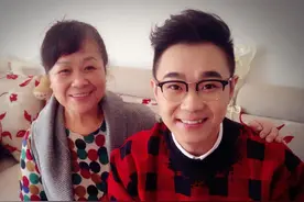 大鹏和妈妈近照，妈妈很有气质大鹏小时候完全看不出是逗比图片