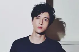 薛之谦自认在节目上做作：硬着头皮在幽默图片