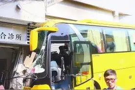 小疏忽酿大惨剧——司机忘记拉手刹， 把自己撞死图片