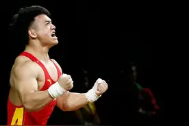 田涛两把举起银牌 何雯娜奖牌旁落伤心落泪:就是有一点落差图片