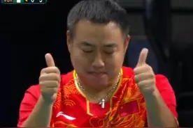 神奇！马龙复制小胖那颗神救球（gif） 刘国梁竖大拇指点赞图片