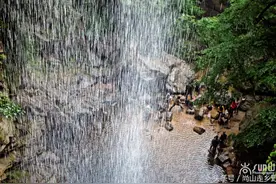 半山垂下水晶帘，自古无人能卷起，只好一直悬挂在这里！图片