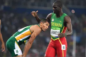 田径——男子400米：南非选手范尼凯克打破世界纪录夺冠图片