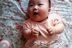 十个月大的宝宝不停抽搐，得知真相后妈妈泪崩了图片