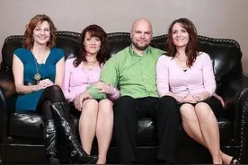 一男子娶三姐妹，其中有一对孪生姐妹，育有24个儿女图片