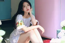 花丛中的修长玉腿女孩，身姿曼妙，肌肤白嫩，真可谓闭月羞花！图片