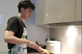 李易峰穿碎花围裙做菜有模有样 网友：长得帅居然还会下厨图片