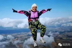 82岁奶奶挑战跳伞1132次，看她如何欢脱地High玩儿天空图片