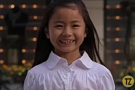 当年送周星驰棒棒糖吃的小女孩，现在长成了这样图片