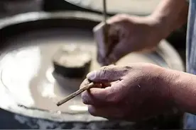 中国古窑村 | 难得一见的陶瓷模型制作场景图片