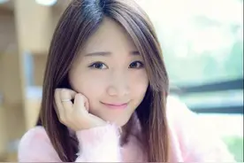 大学校花 文静雪白 貌美笑容迷人图片