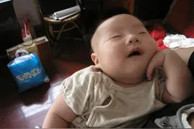 盘点：宝宝千姿百态的睡姿合集！图片